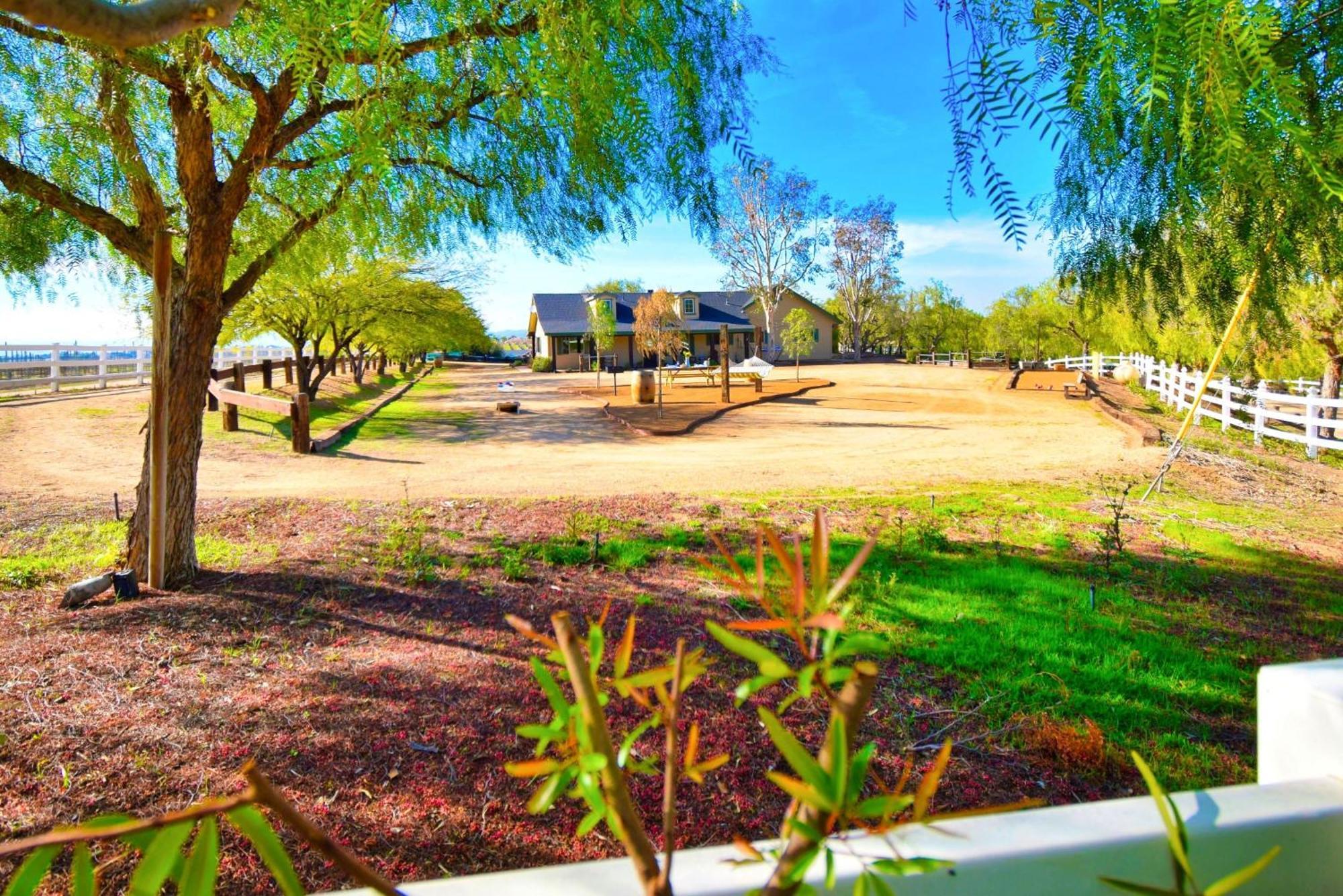 Peppertree Lane Ranch -- Seven-Acre Ranch In The Heart Of Wine Country Hotel Temecula Exterior photo
