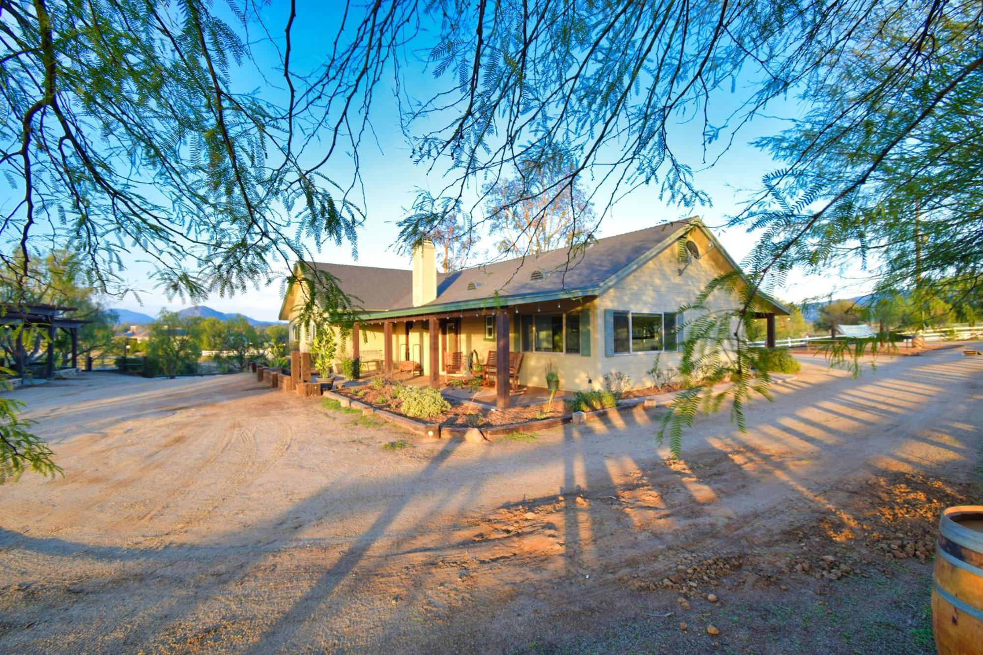 Peppertree Lane Ranch -- Seven-Acre Ranch In The Heart Of Wine Country Hotel Temecula Exterior photo